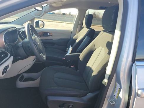Used 2023 Chrysler Voyager LX image 16