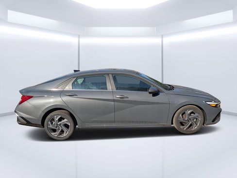 New 2026 Hyundai Elantra Limited FWD image 2
