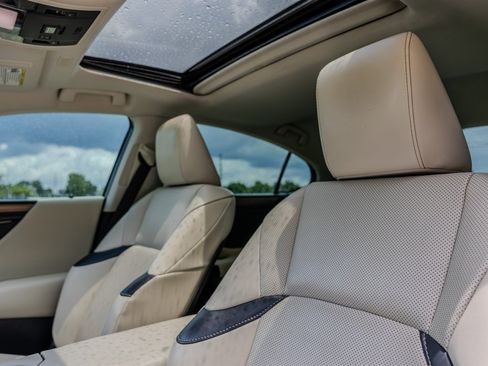Used 2023 Lexus ES 300h w/ Premium Package FWD image 29