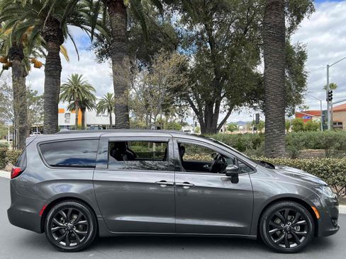 Used 2019 Chrysler Pacifica Limited w/ Advanced Safetytec Group FWD image 18