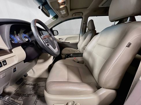 Used 2017 Toyota Sienna Limited FWD image 15