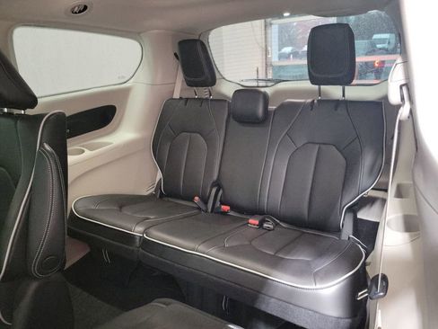 Used 2023 Chrysler Pacifica Limited image 29