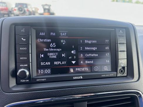 Used 2018 Dodge Grand Caravan SXT FWD image 3