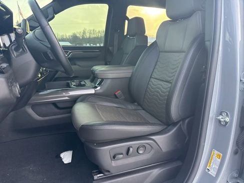 Used 2025 Chevrolet Silverado 2500 ZR2 w/ Technology Package image 5