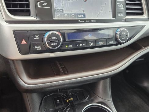 Used 2018 Toyota Highlander XLE image 24
