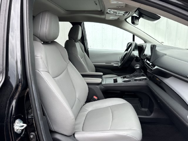 Used 2025 Toyota Sienna XLE FWD image 31