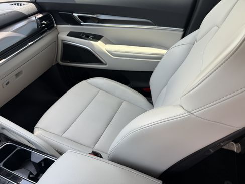 Certified 2024 Kia Telluride S FWD image 16