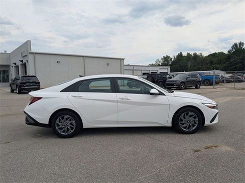 Used 2024 Hyundai Elantra SEL image 2