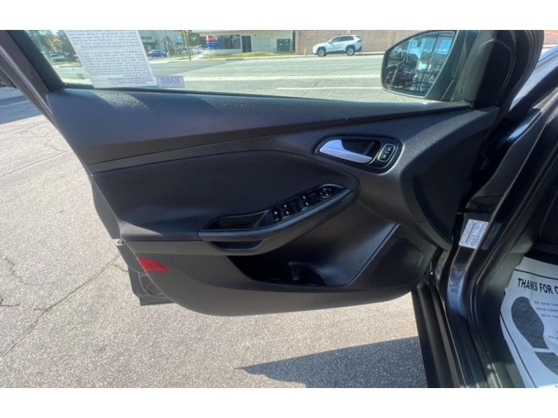 Used 2015 Ford Focus SE FWD image 16