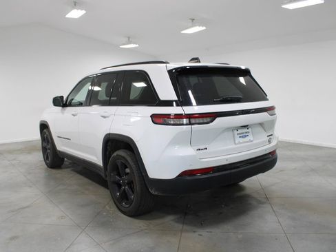 Used 2023 Jeep Grand Cherokee Limited w/ Black Appearance Package image 8