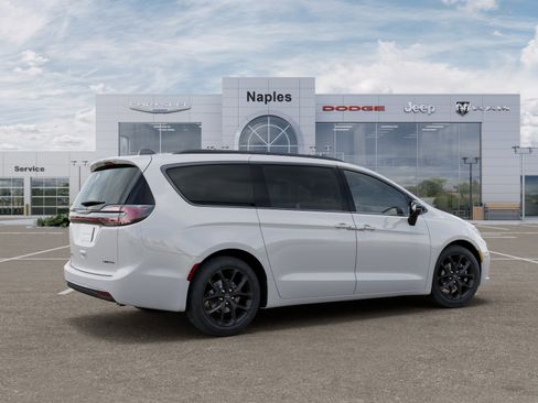 New 2026 Chrysler Pacifica Limited FWD image 4