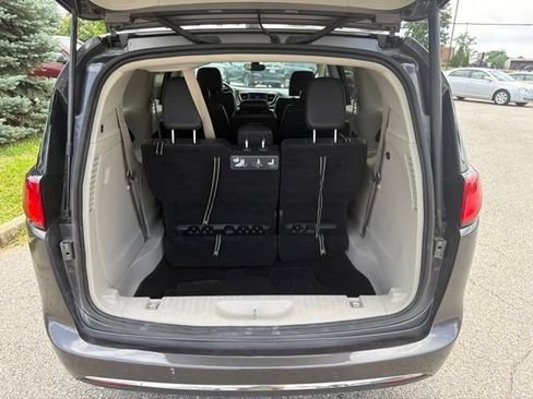 Used 2020 Chrysler Pacifica Touring-L FWD image 21