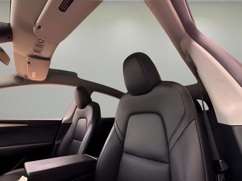 Used 2023 Tesla Model Y 2WD image 19