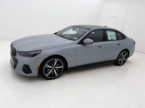New 2027 BMW 550e xDrive w/ Premium Package AWD/4WD image 2