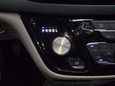 Used 2018 Chrysler Pacifica Touring-L FWD image 18