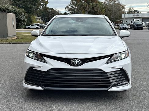 Used 2022 Toyota Camry LE image 3