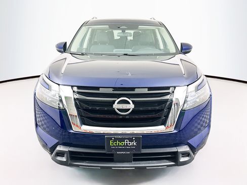 Used 2025 Nissan Pathfinder SV FWD image 2