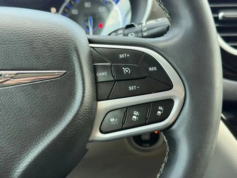 Used 2022 Chrysler Pacifica Touring-L w/ Uconnect Theater Family Group FWD image 28