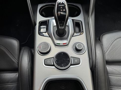 Used 2023 Alfa Romeo Giulia Veloce AWD/4WD image 19