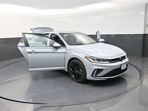 New 2026 Volkswagen Jetta SE FWD image 28