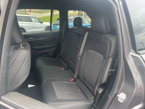 Used 2025 Jeep Grand Cherokee Laredo AWD/4WD image 23