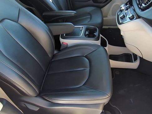 Used 2024 Chrysler Pacifica Touring-L image 14