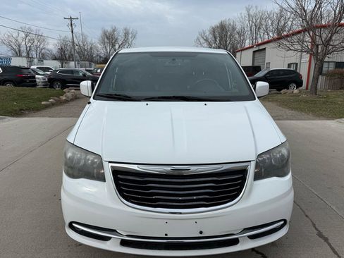 Used 2014 Chrysler Town & Country S image 2