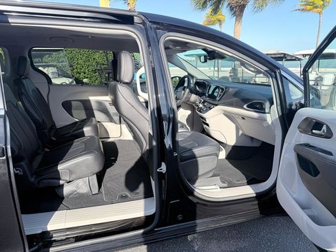 Used 2024 Chrysler Pacifica Touring-L image 14