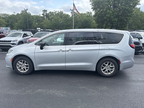 Used 2024 Chrysler Pacifica Touring-L FWD image 10