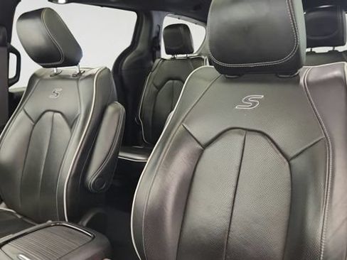 Used 2025 Chrysler Pacifica Limited FWD image 10