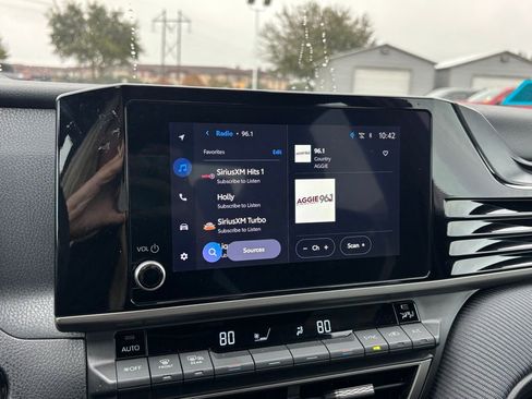 Used 2025 Toyota Camry SE image 9