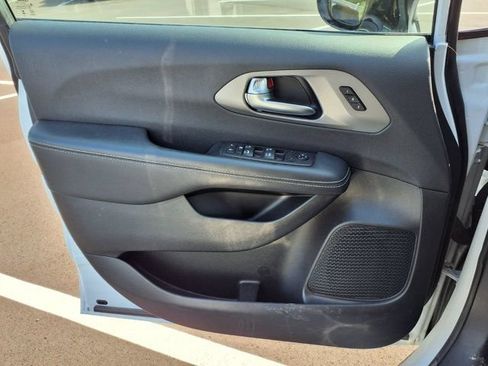 Used 2025 Chrysler Pacifica Select FWD image 19