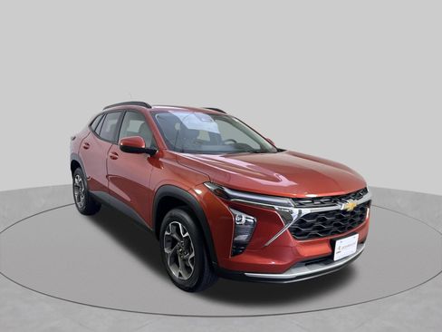 Used 2024 Chevrolet Trax LT w/ Driver Confidence Package FWD image 3