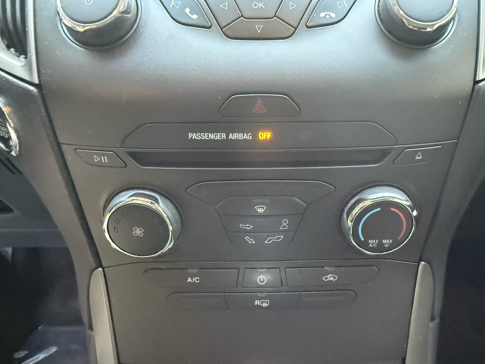 Used 2018 Ford Edge SE FWD image 15