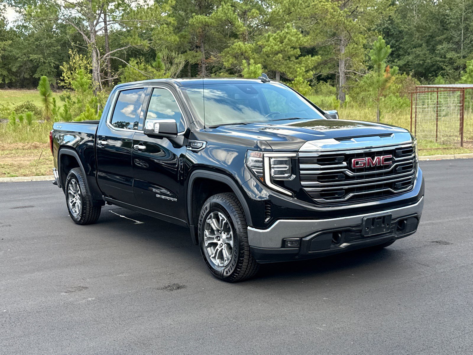 Used 2025 GMC Sierra 1500 SLT AWD/4WD image 3
