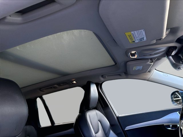 Used 2022 Volvo XC90 T5 Momentum FWD image 16