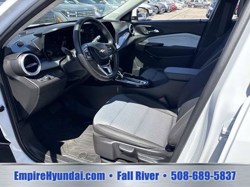 Used 2025 Chevrolet Trax LT w/ Driver Confidence Package FWD image 18