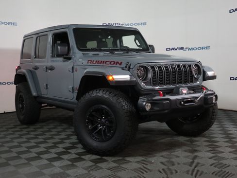 Used 2024 Jeep Wrangler Unlimited Rubicon AWD/4WD image 2