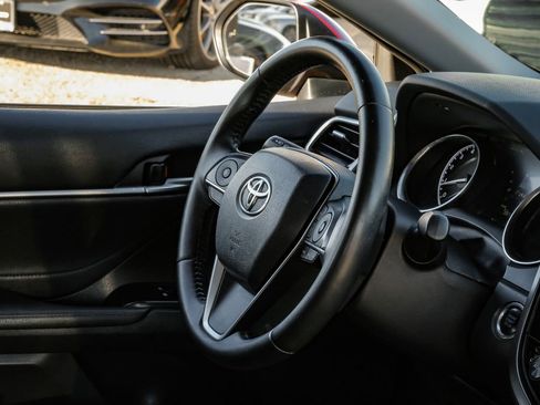 Used 2018 Toyota Camry XLE image 13