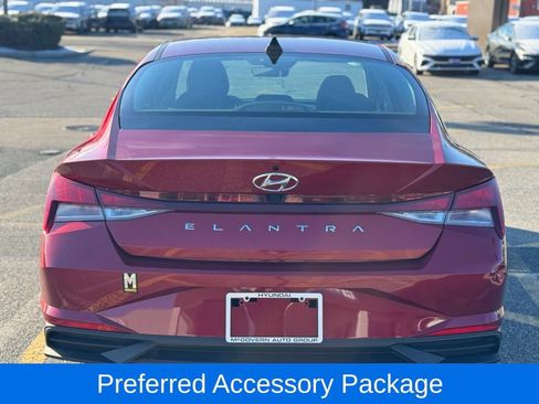 Used 2023 Hyundai Elantra SEL w/ Preferred Accessory Package FWD image 5