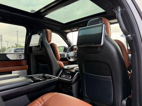 Used 2018 Lincoln Navigator Reserve w/ Technology Package AWD/4WD image 7