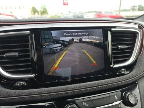 Used 2020 Chrysler Pacifica Limited image 17