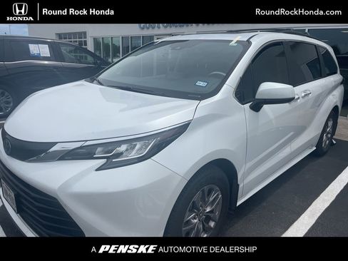 Used 2023 Toyota Sienna XLE w/ XLE Plus Package image 1