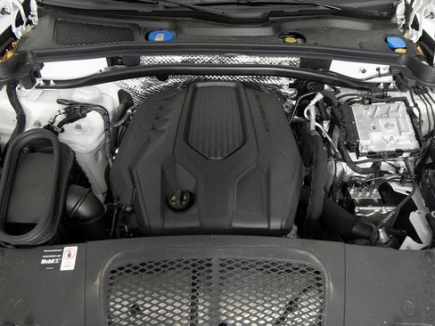 Certified 2025 Porsche Macan image 40