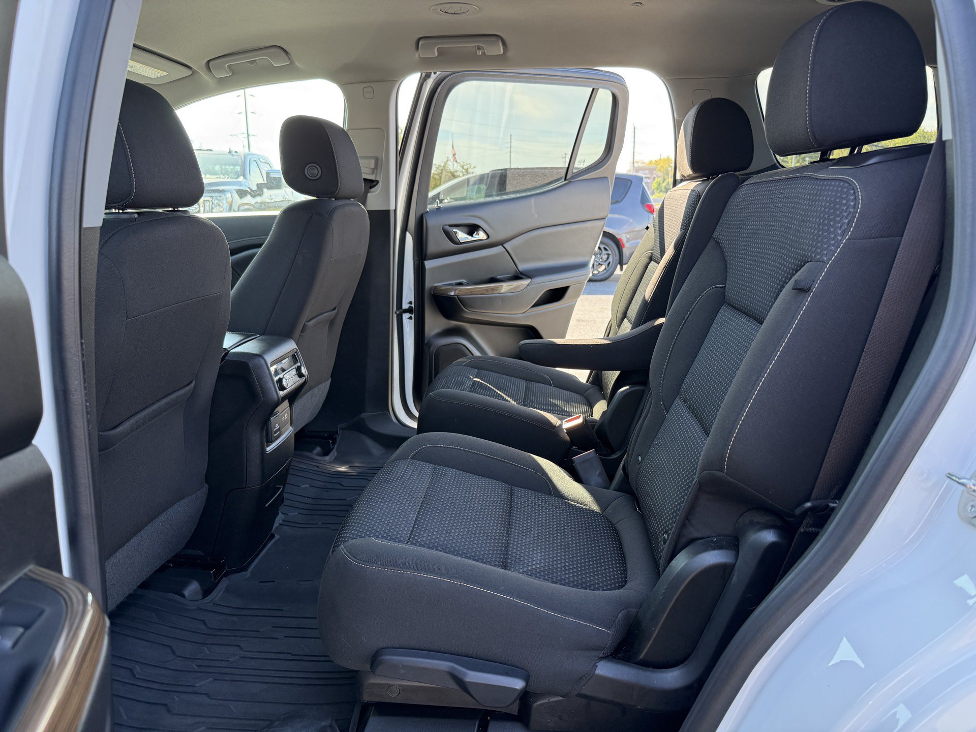 Used 2023 GMC Acadia SLE w/ Driver Convenience Package FWD image 29