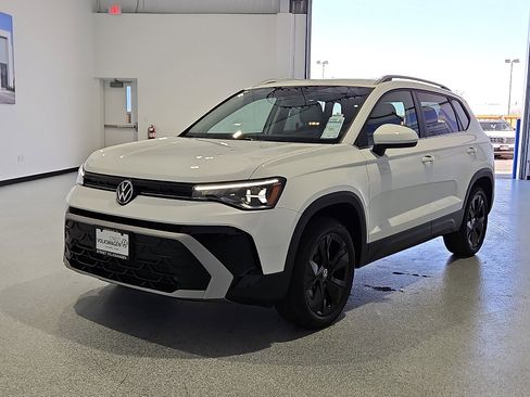 New 2026 Volkswagen Taos SE FWD image 2