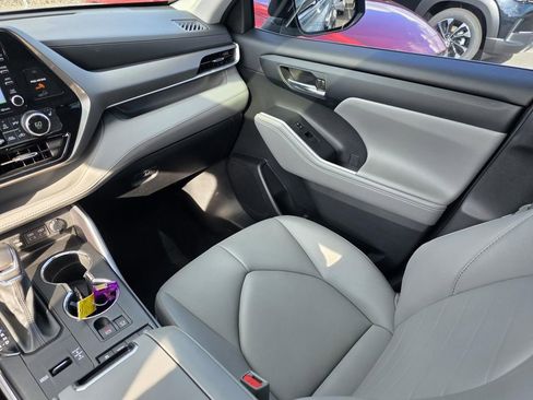 Used 2022 Toyota Highlander XLE FWD image 29