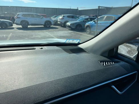 Used 2025 Toyota Corolla Cross LE image 34