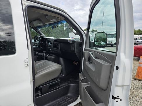 Used 2017 Chevrolet Express 2500 RWD image 29