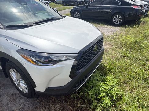 Used 2025 Toyota Corolla Cross LE FWD image 3